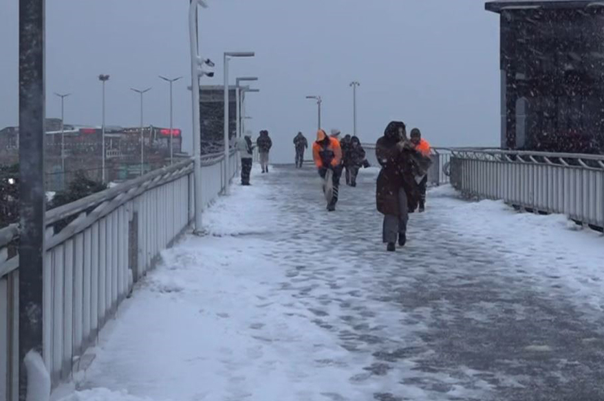 Beylikdüzü metrobüst üst geçidi karla kaplandı