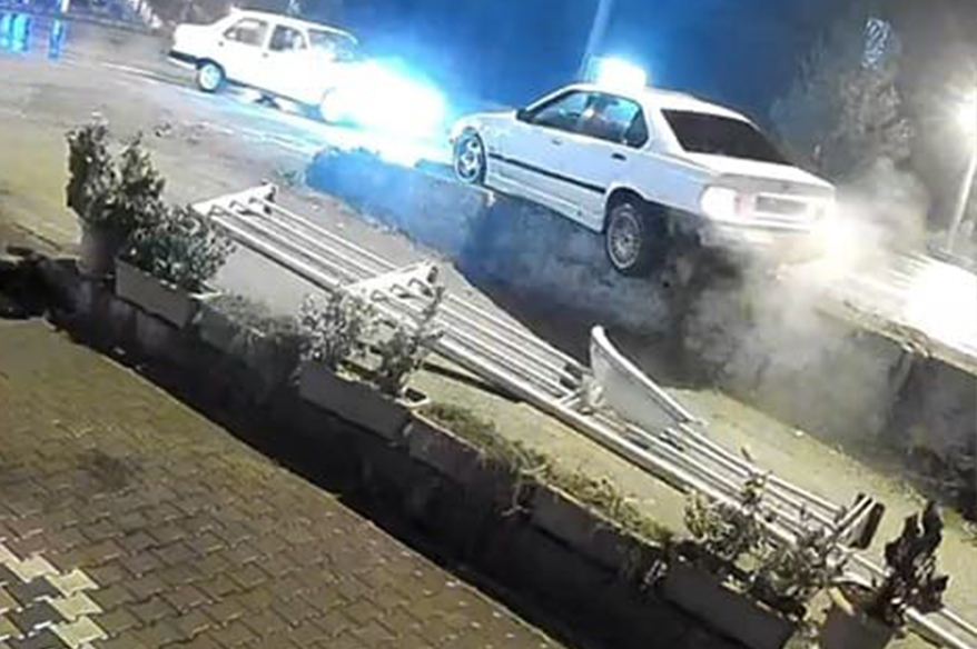 Kaza yapınca aracını bırakıp gitti, o anlar kameraya yansıdı