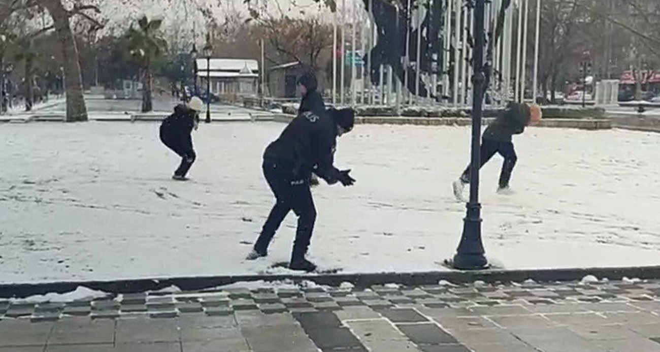 Polis ve çocuklardan kartopu keyfi