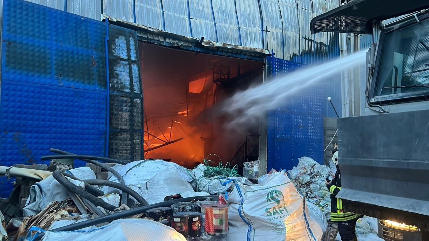 Mersin’de plastik ham madde deposunda yangın: Çok sayıda itfaiye ekibi müdahale ediyor