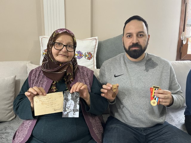 Yüzünü görüp, sesini duymadığı şehit babasının kendisi için yazdığı 75 yıllık mektubu yıllardır saklıyor