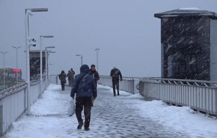 Beylikdüzü metrobüst üst geçidi karla kaplandı
