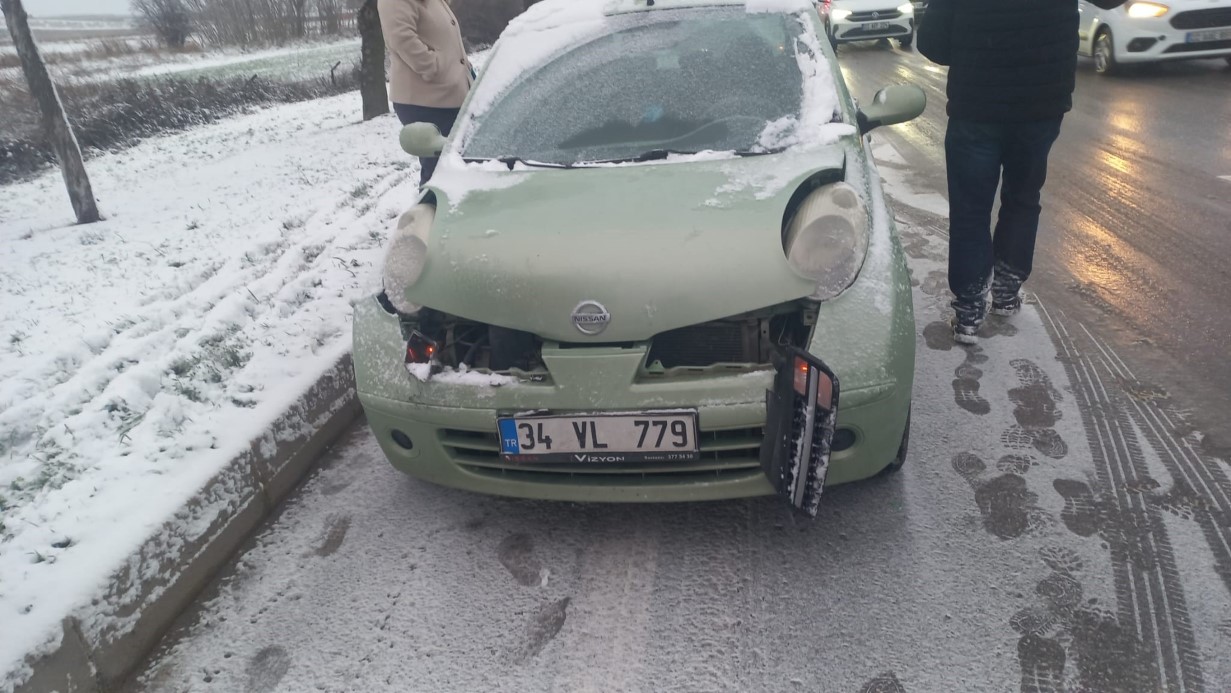 Edirne’de kar yağışı ve buzlanma sebebiyle 9 aracın karıştığı zincirleme kazada trafik durma noktasına geldi.