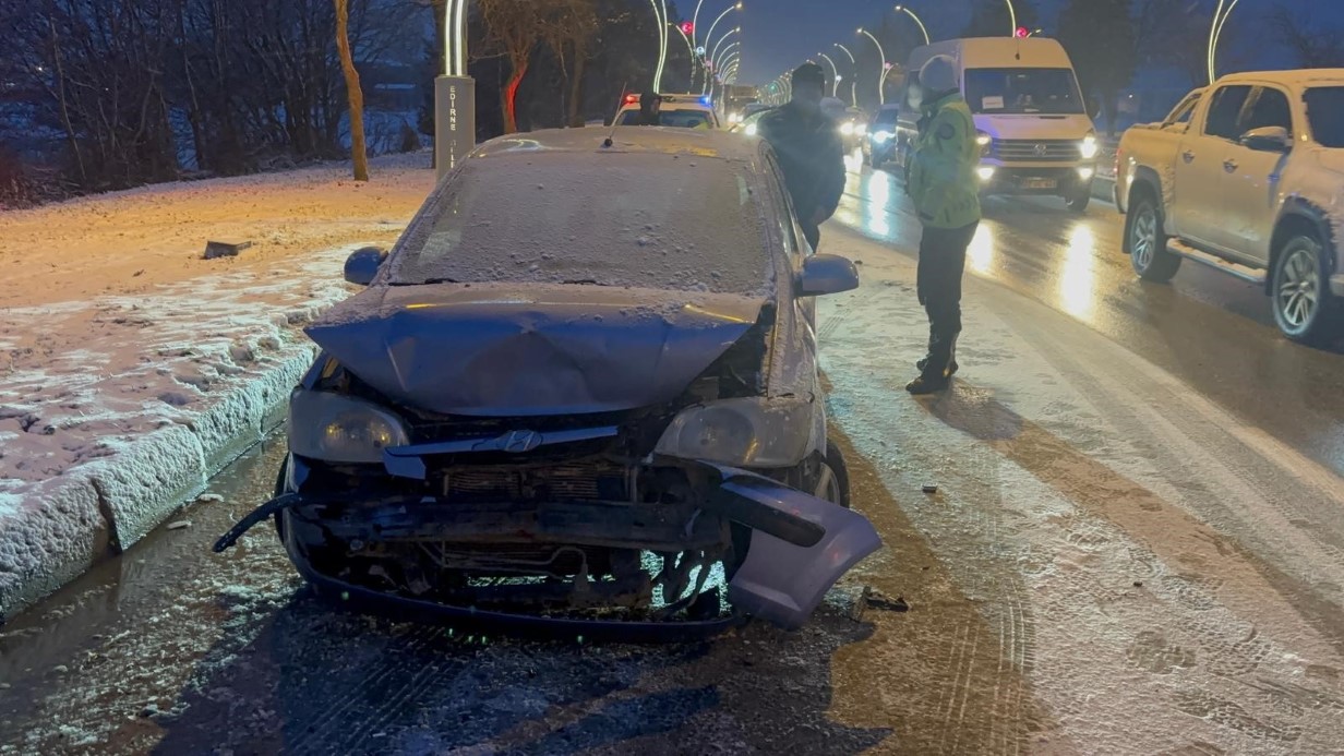 Edirne’de kar yağışında zincirleme kaza: 9 araç birbirine girdi