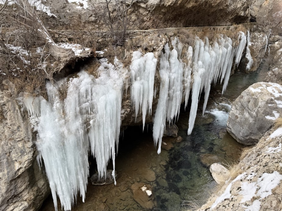 Kanyonda oluşan devasa buz sarkıtlarının boyu 5 metreyi aştı