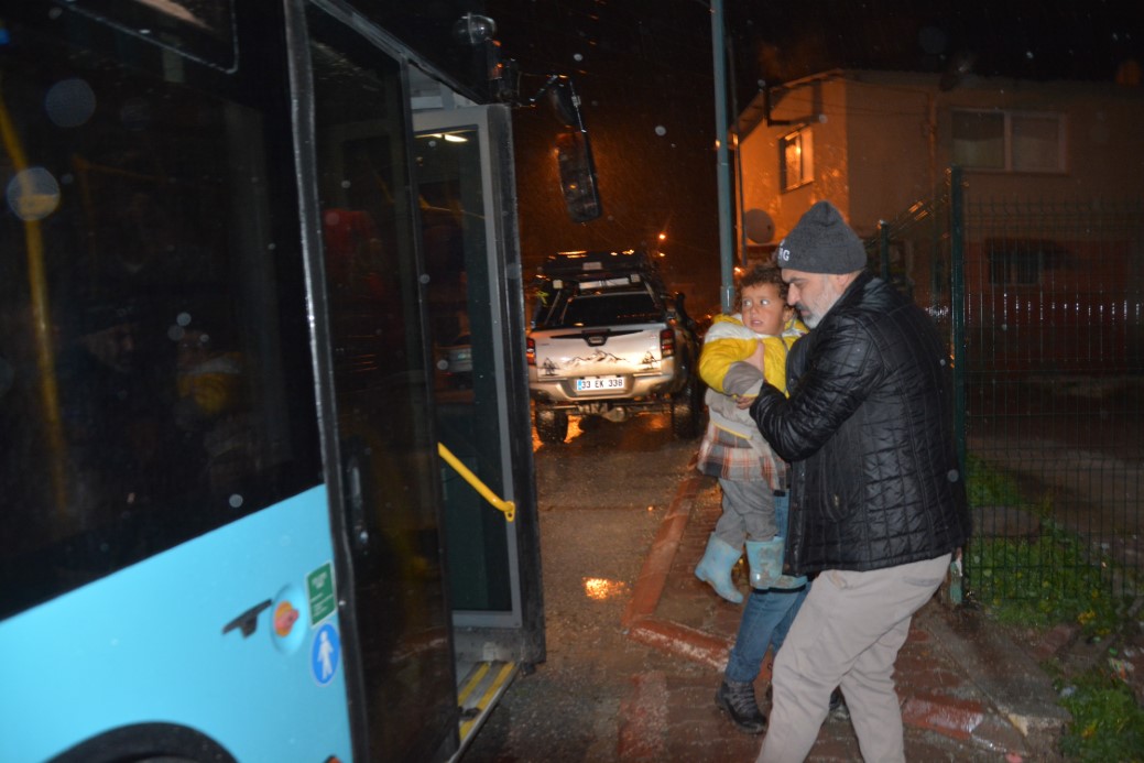 Tarsus’ta sağanak yağış sonrası selden etkilenen işçiler tahliye edildi