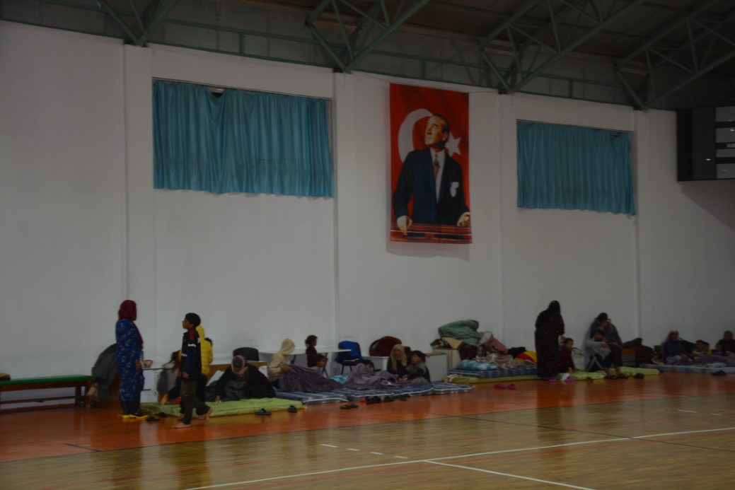 Tarsus’ta sağanak yağış sonrası selden etkilenen işçiler tahliye edildi