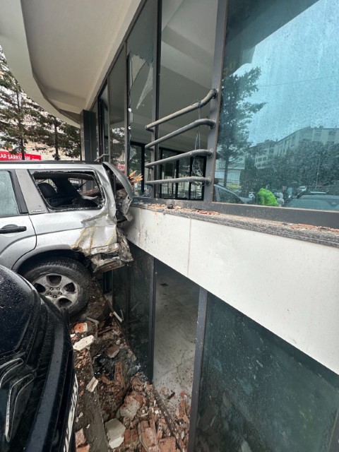 Fren yerine gaza basan sürücünün yaptığı akıl almaz kaza kameraya yansıdı