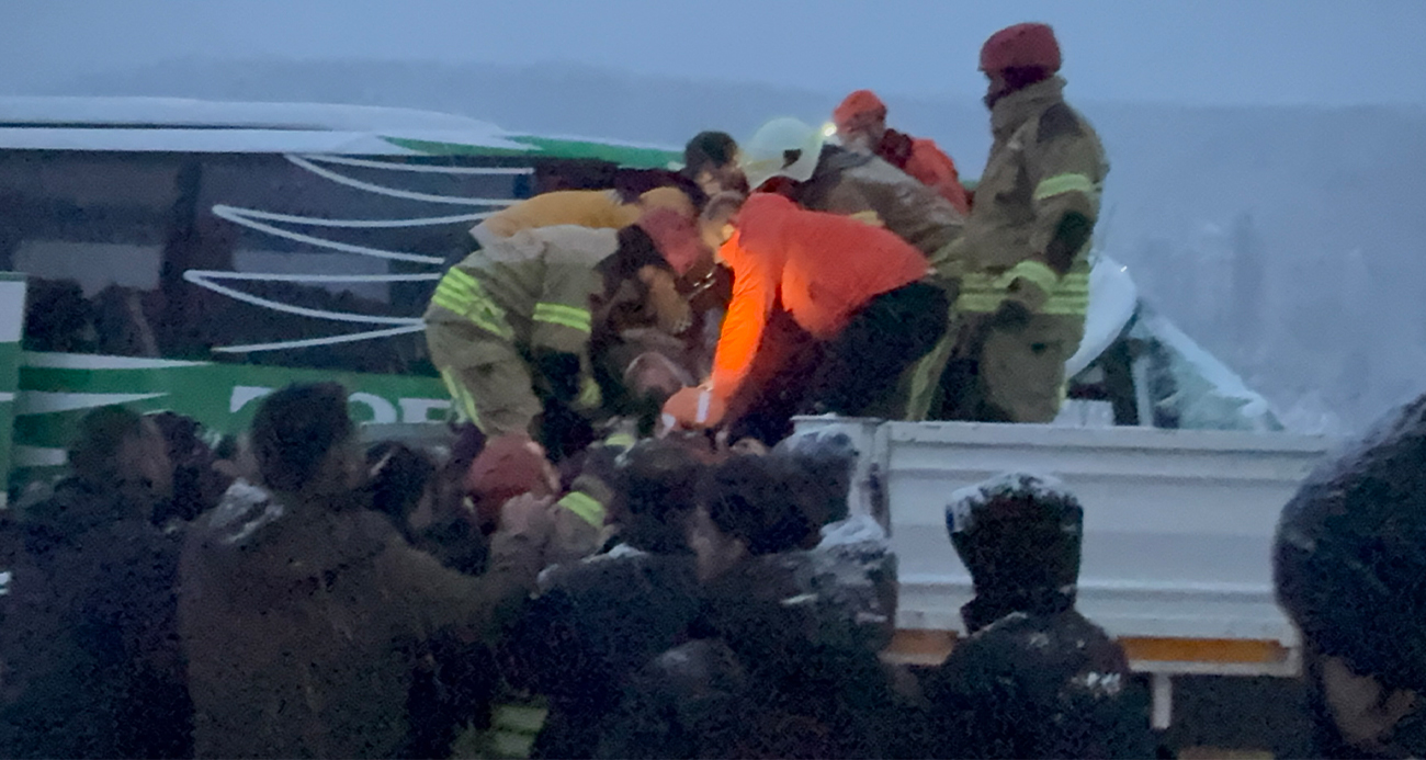 Karlı yolda kayan yolcu otobüsü tıra çarptı: 1'i ağır 12 yaralı