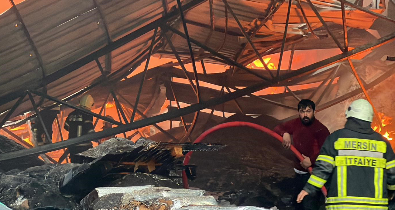 Mersin’de plastik ham madde deposunda yangın