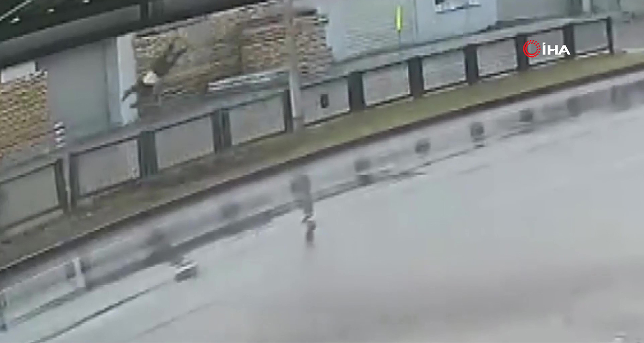 Otomobilin çarpması ile savrulan yaşlı adam hayatını kaybetti