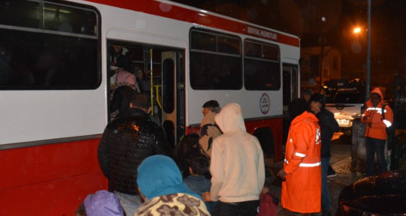 Ekipler, çadır alanları sular altında işçileri tahliye ederken, ilçenin birçok noktasında su tahliye çalışmalarını eş zamanlı olarak yürüttü.