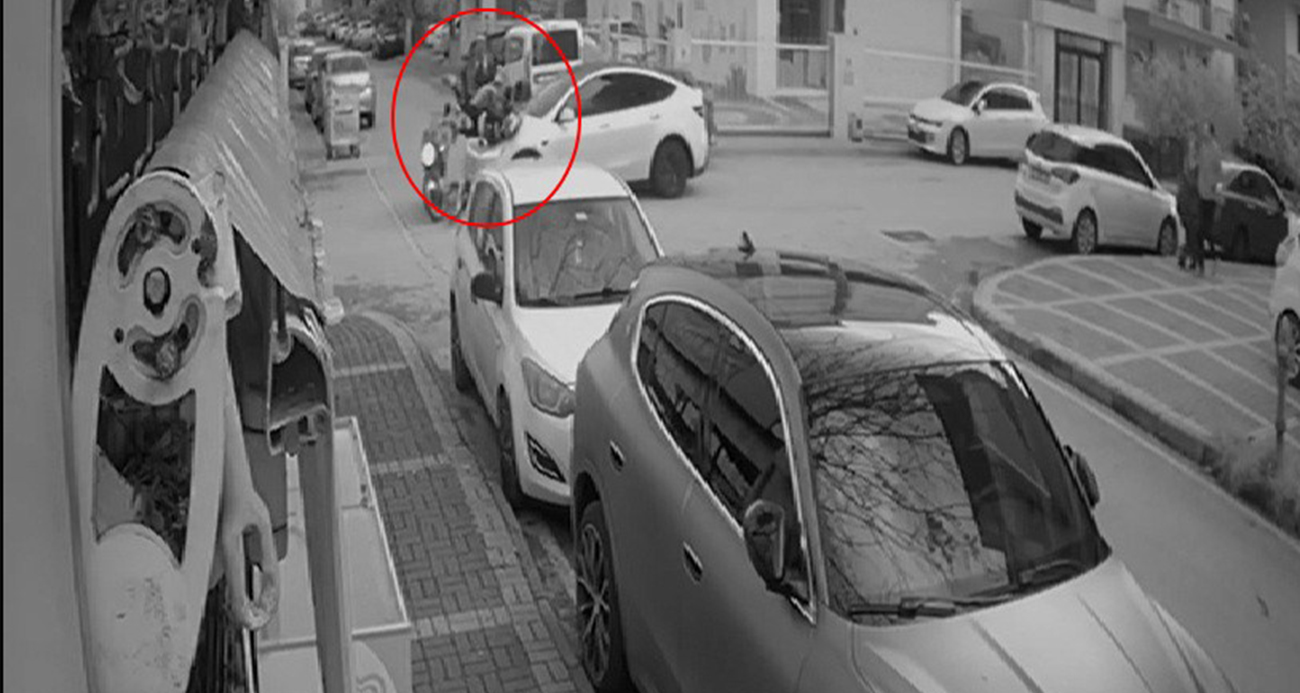 Tesla ile çarpışan motosikletteki 2 kişi metrelerce savruldu