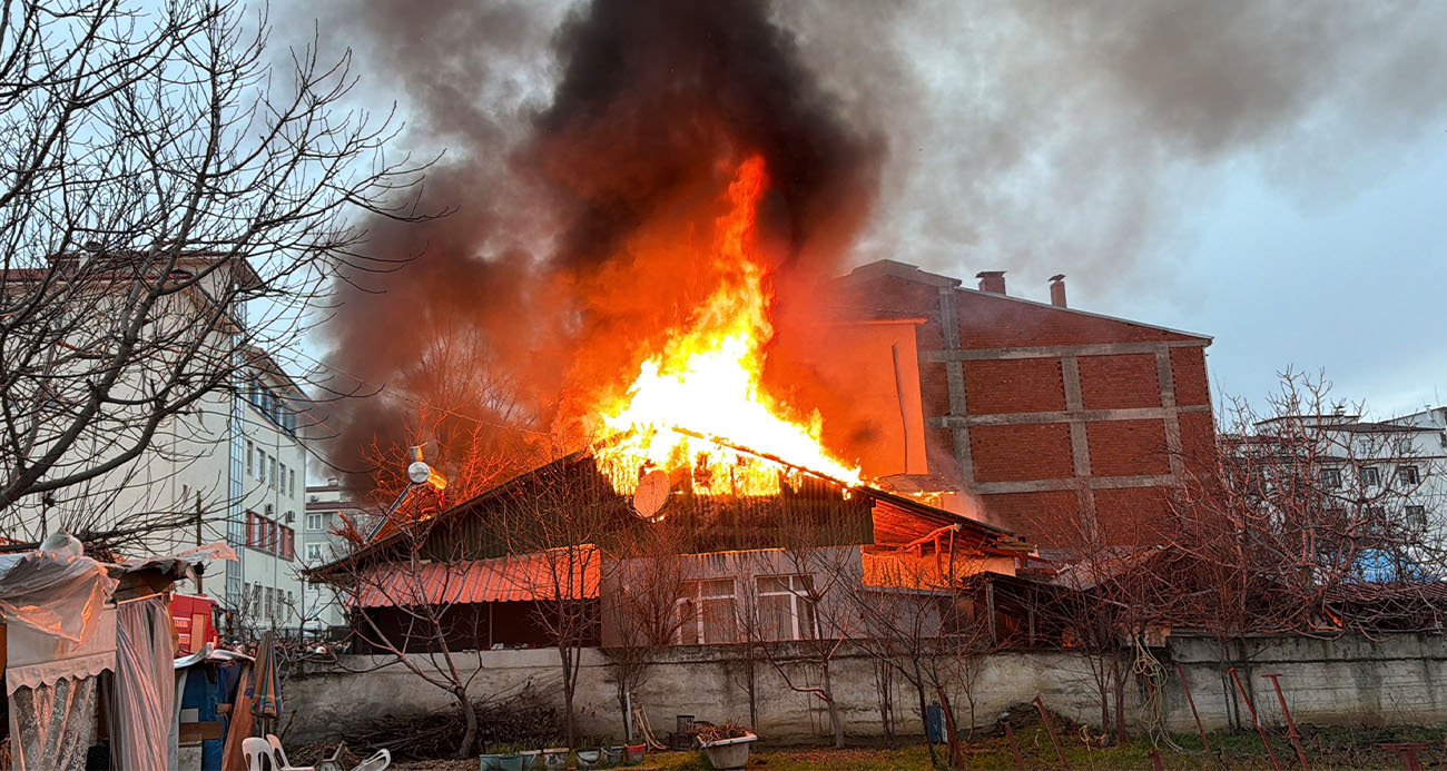 Tokat’ta iki katlı evde yangın çıktı, ekiplerin müdahalesi sürüyor