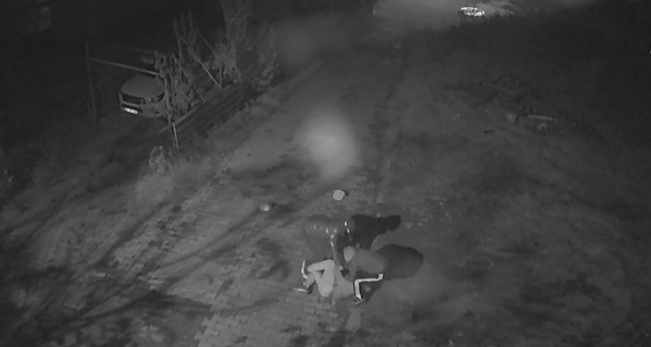 Altın çantasıyla evine girmek isteyen yaşlı adam gasbedildi: Dehşet anları kamerada