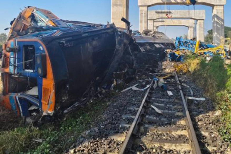 Tayland'da yolcu treninin üzerine vinç devrildi: 22 ölü, 55 yaralı