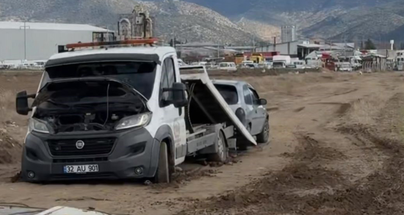 Bir çekiciyi kurtarmaya giden iki çekici de çamura saplandı