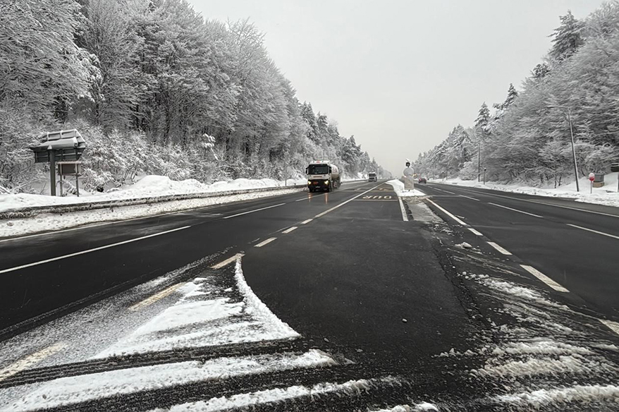 Bolu Dağı geçişinde kar yağışı etkili oluyor