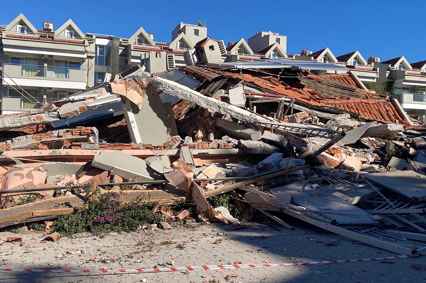 Marmaris’te güçlendirme çalışması yapılan apart otel çöktü