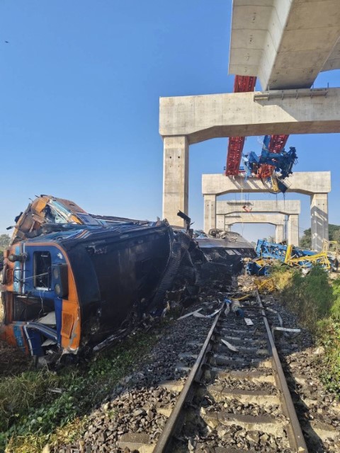 Tayland'da yolcu treninin üzerine vinç devrildi: 22 ölü, 55 yaralı