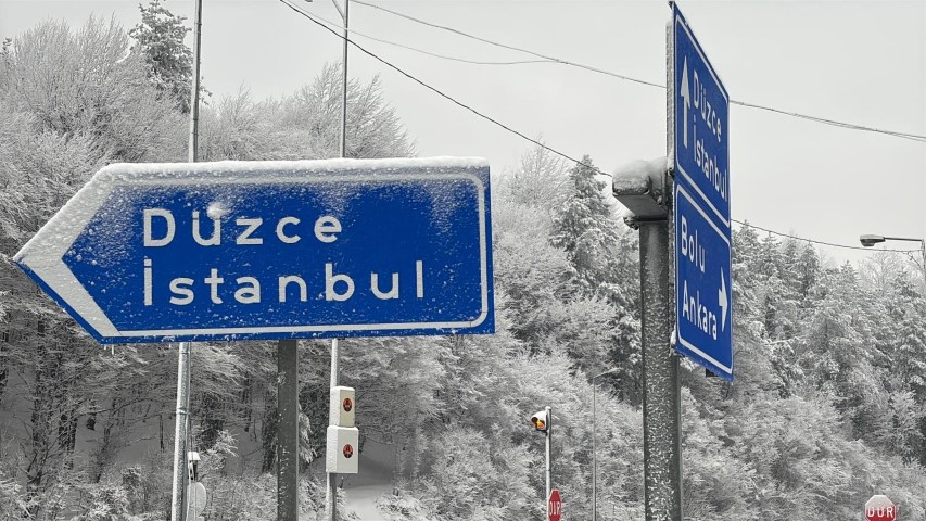 Bolu Dağı geçişinde kar yağışı etkili oluyor