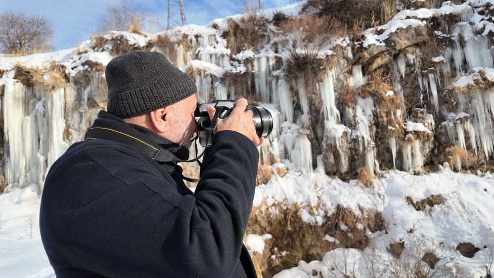 Kanyonda oluşan metrelerce boydaki buz sarkıtları görsel şölen sunuyor