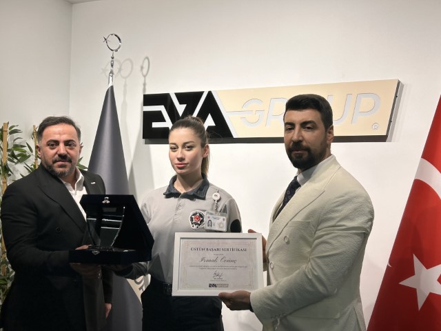 Lüks siteye getirilen kargo paketinin bomba gibi patladığı anların görüntüsü ortaya çıktı