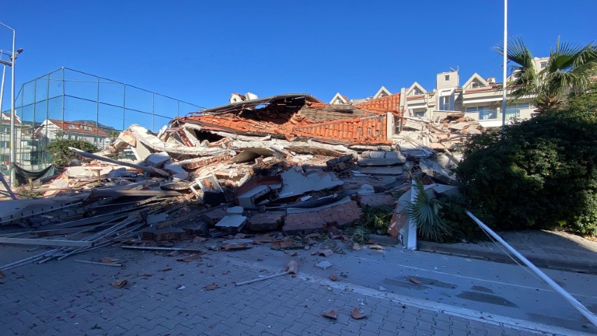 Marmaris’te güçlendirme çalışması yapılan apart otel çöktü