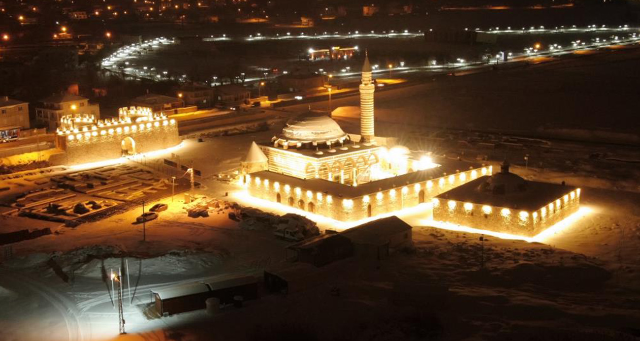 Tarihi Hüsrev Paşa Camii’nde gece ışıltısı: Tarih ve sanat buluştu