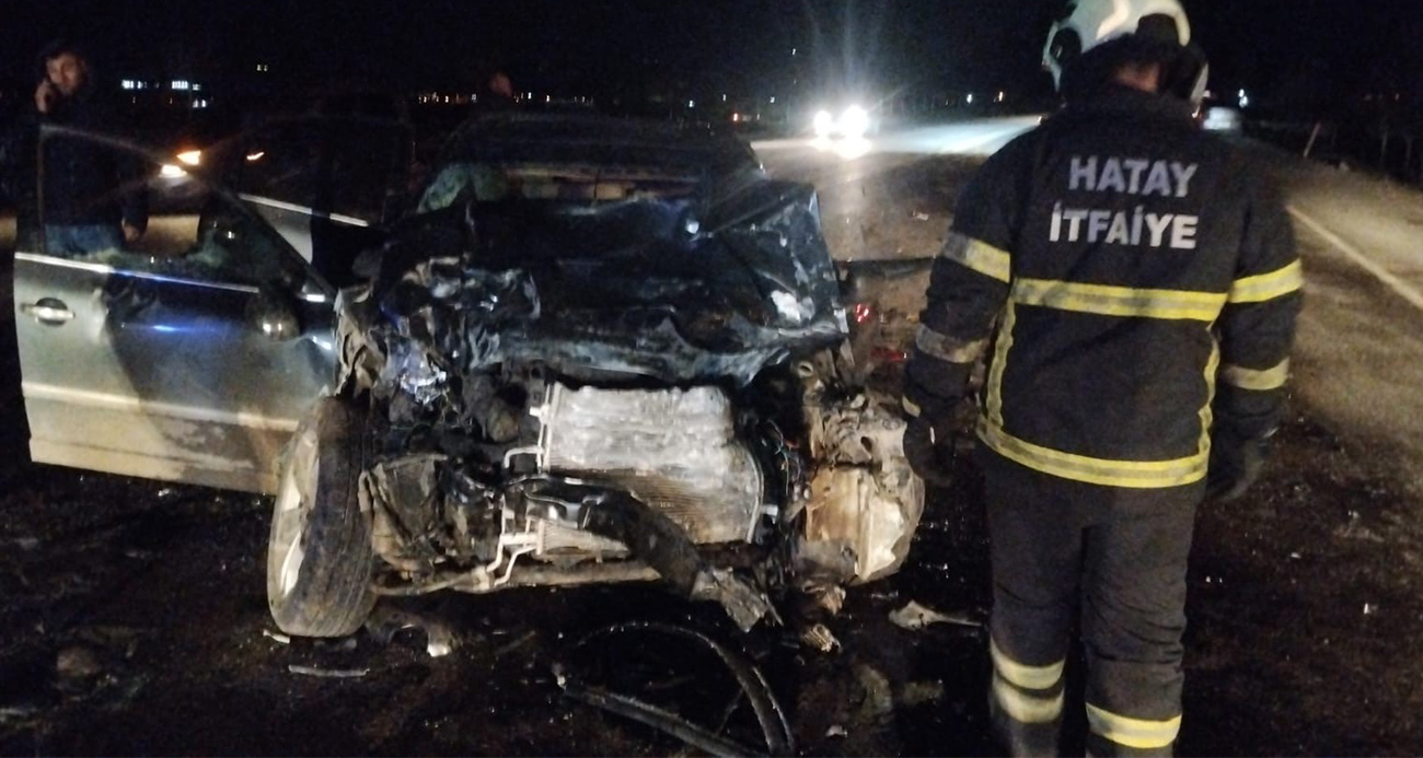 Hatay’da bir otomobil ile minibüsün kafa kafaya çarpıştığı kazada 1 kişi hayatını kaybetti, 6 kişi yaralandı.