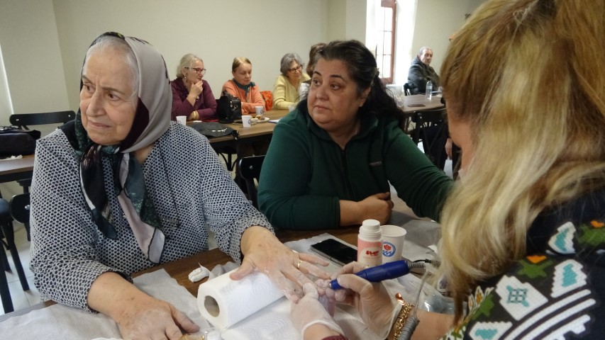 Acılarını üreterek unutuyorlar