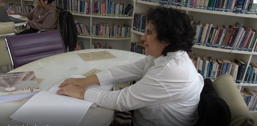 Görme engelli 3 çocuk annesi Çiler Kocaman’ın ’Braille’ alfabesiyle okuma azmi