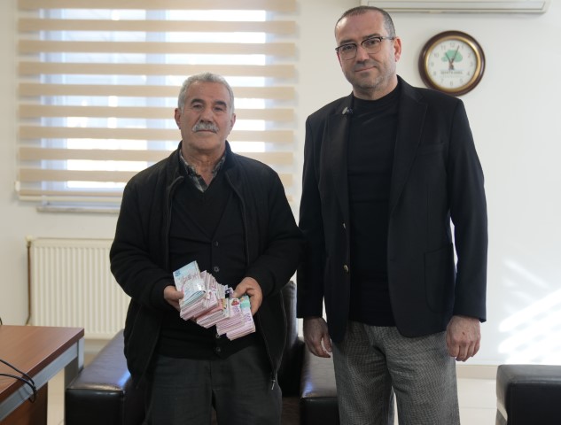 Para poşetini çöpe attı, çöp poşetiyle bankaya gitti