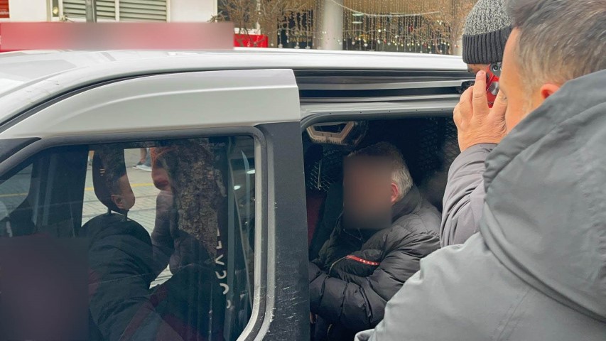 Sahte altını bozdurmaya çalışırken yakayı ele verdi