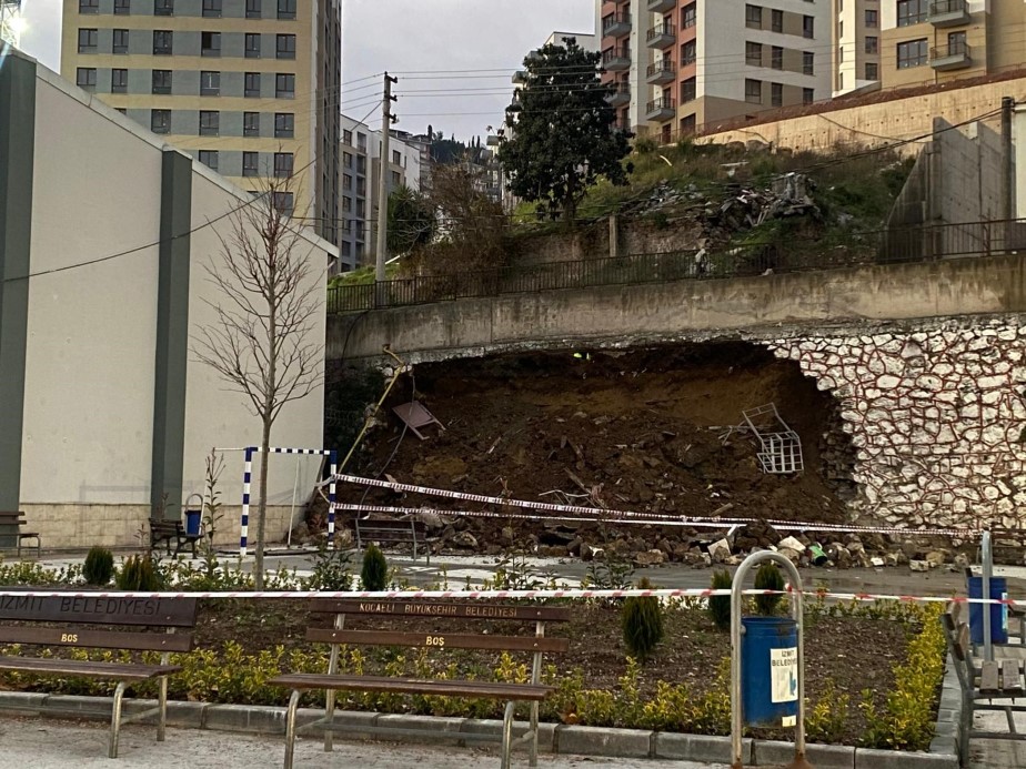 Kocaeli’de 10 metrelik istinat duvarı okul bahçesine devrildi