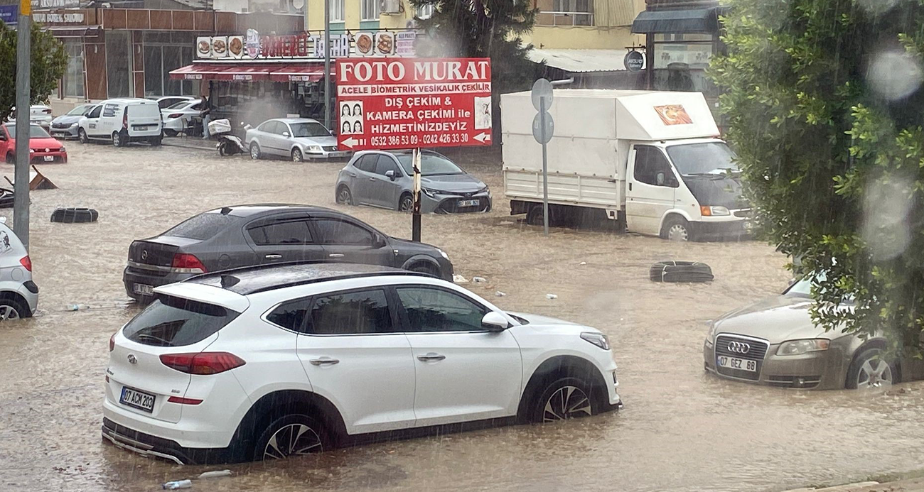 Antalya’da sağanak yolları göle döndürdü, araçlar mahsur kaldı