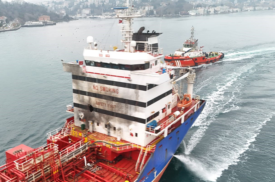 Odessa’da Ruslar tarafından vurulan Türk gemisi İstanbul Boğazı’nda