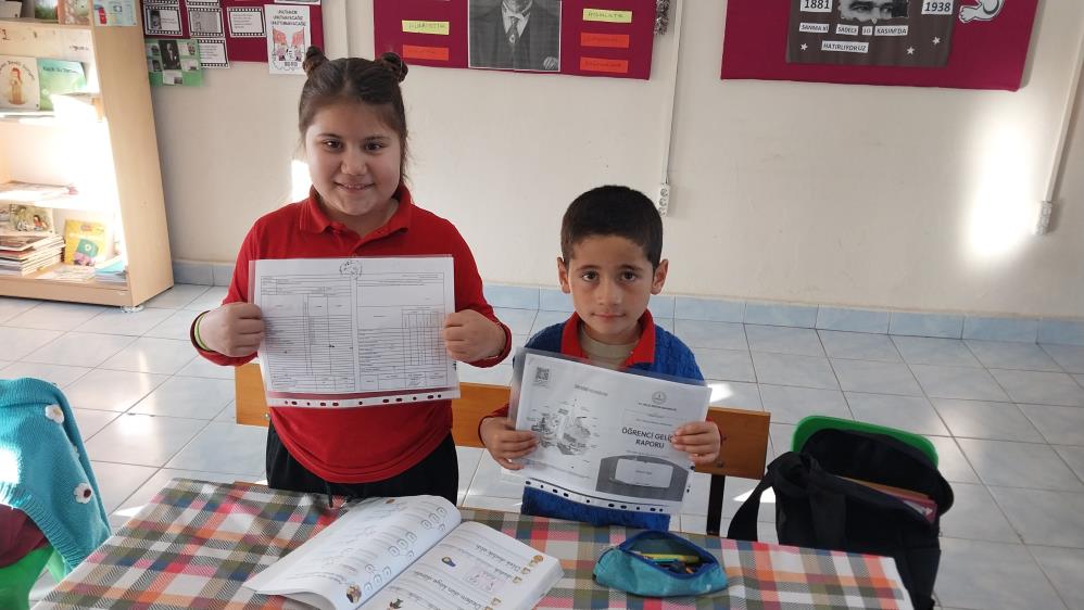Köy okulu 2 öğrenci için açık: Öğrenciler karnelerini aldı