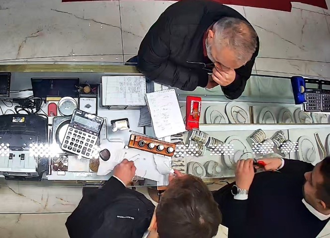 Kuyumcuya yakalanınca sahte altınları teklif etti: 