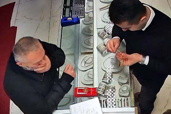Kuyumcuya yakalanınca sahte altınları teklif etti: 
