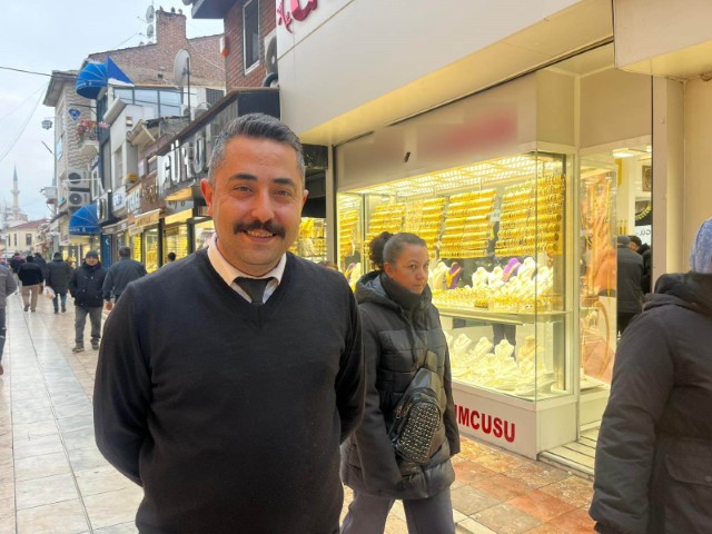 Kuyumcuya yakalanınca sahte altınları teklif etti: 