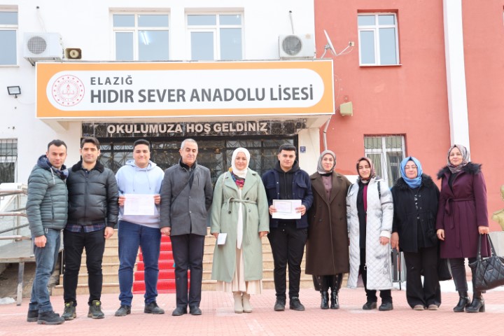 Bir okul, üç nesil, tek karne günü