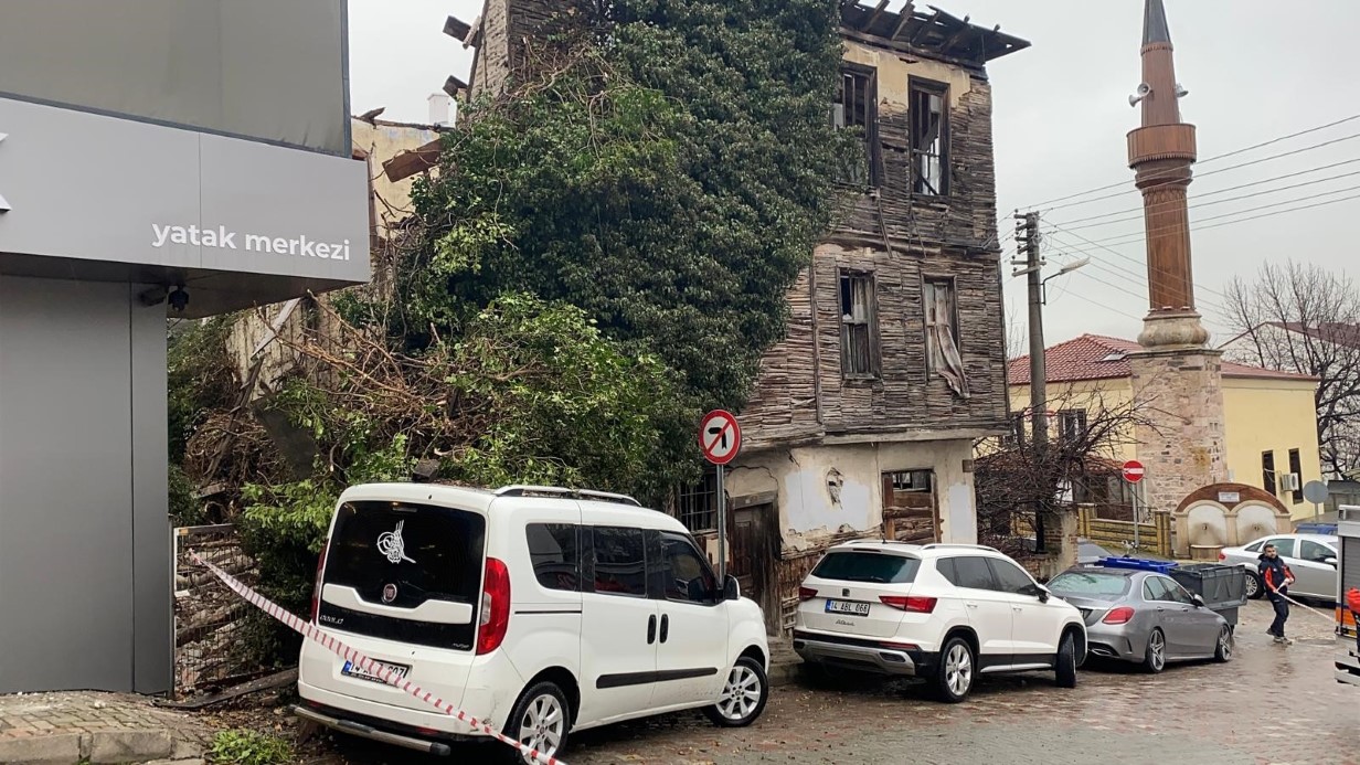 Bolu’da metruk bina çöktü: Bir otomobil hasar aldı