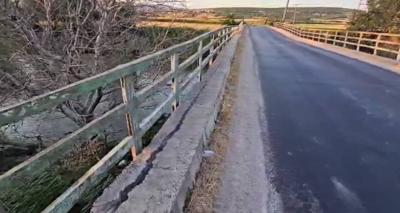 Hasar gören ve beşik gibi sallanan köprü yıkılıyor