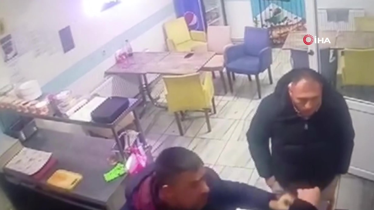 Afyonkarahisar’da dükkanını basan 3 kişi tarafından öldüresiye darp edilen iş yeri sahibi bir gözünü kaybetme tehlikesiyle karşı karşıya kalırken, güvenlik kameralarına da yansıyan darp olayının ardından şahıslar ifadelerinin ardından savcılık talimatıyla serbest bırakıldı.