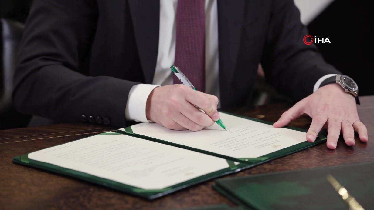 Eş-Şara, Kürtlere anayasal güvence sağlayan kararnameyi imzaladı