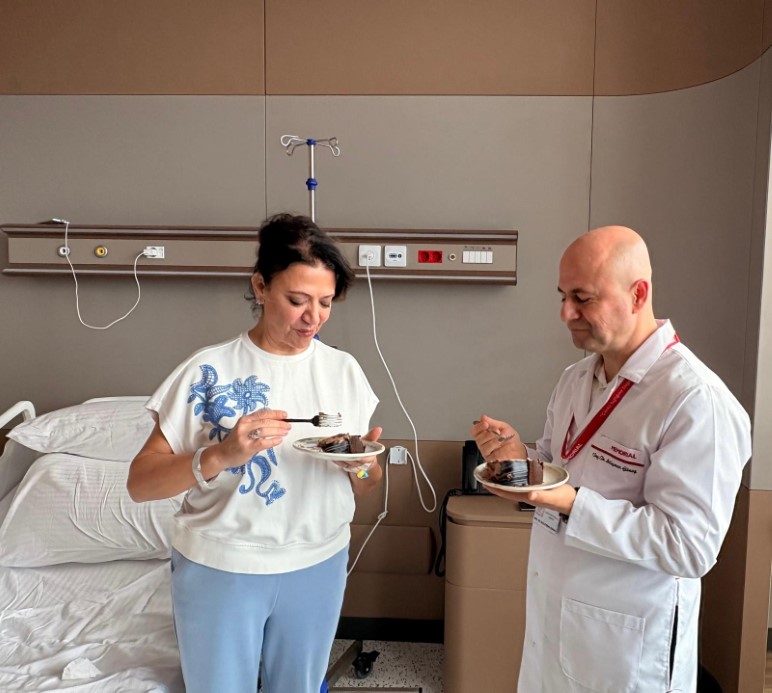 Bir yıl yutma mücadelesi veren doktor, doğum günü pastasını yutabilmenin mutluluğunu yaşadı