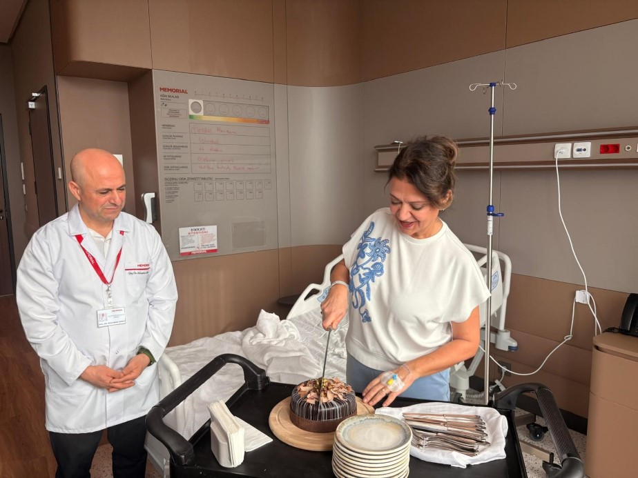 Bir yıl yutma mücadelesi veren doktor, doğum günü pastasını yutabilmenin mutluluğunu yaşadı