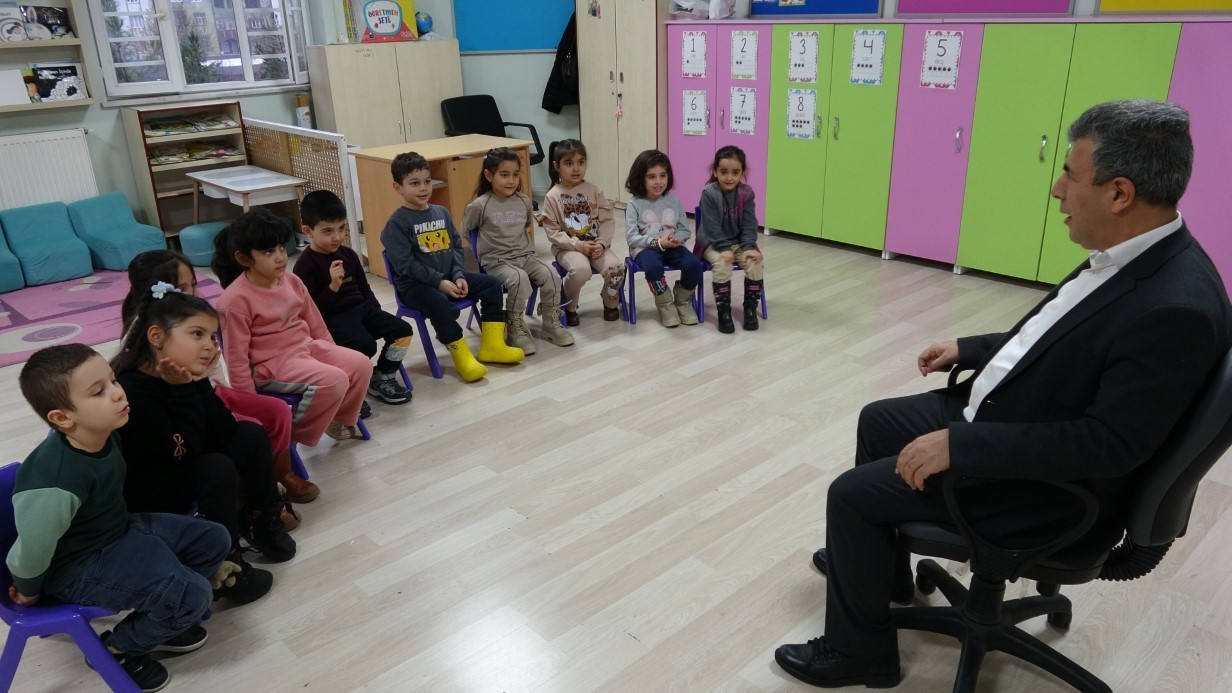 Hayatını görme engelli eşine adadı