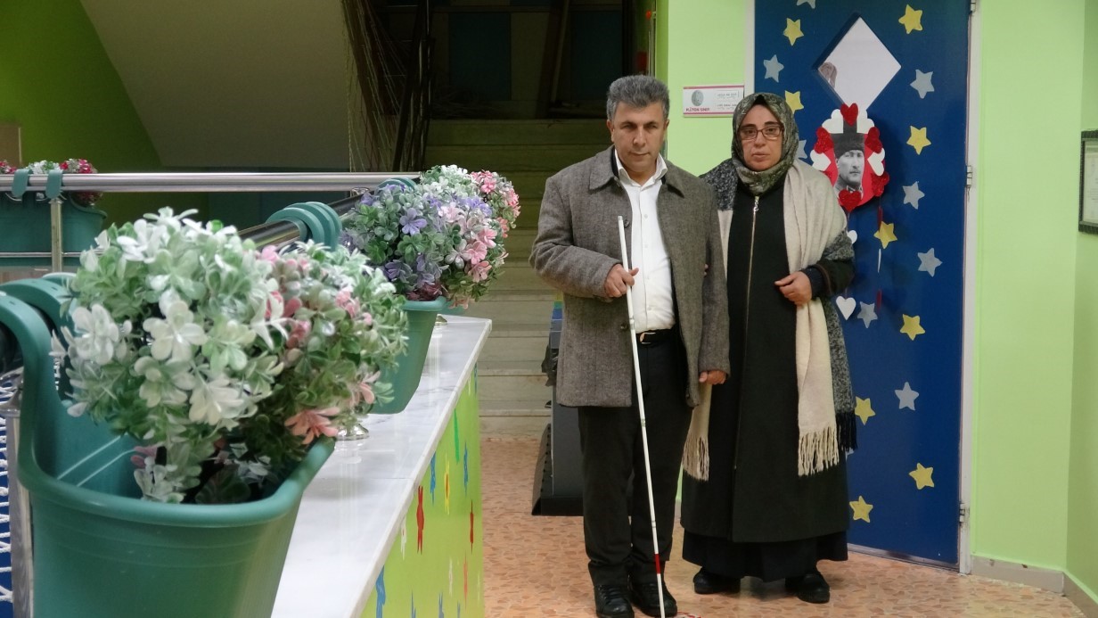 Hayatını görme engelli eşine adadı